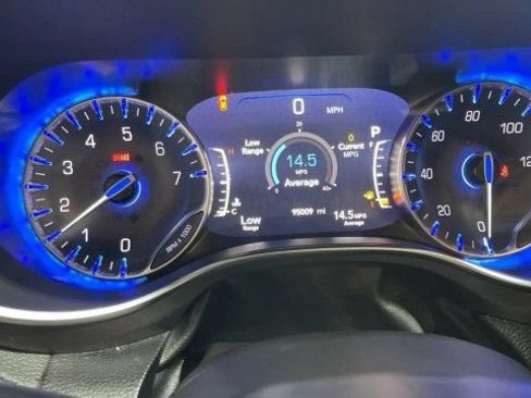 Used 2020 Chrysler Pacifica Limited image 18