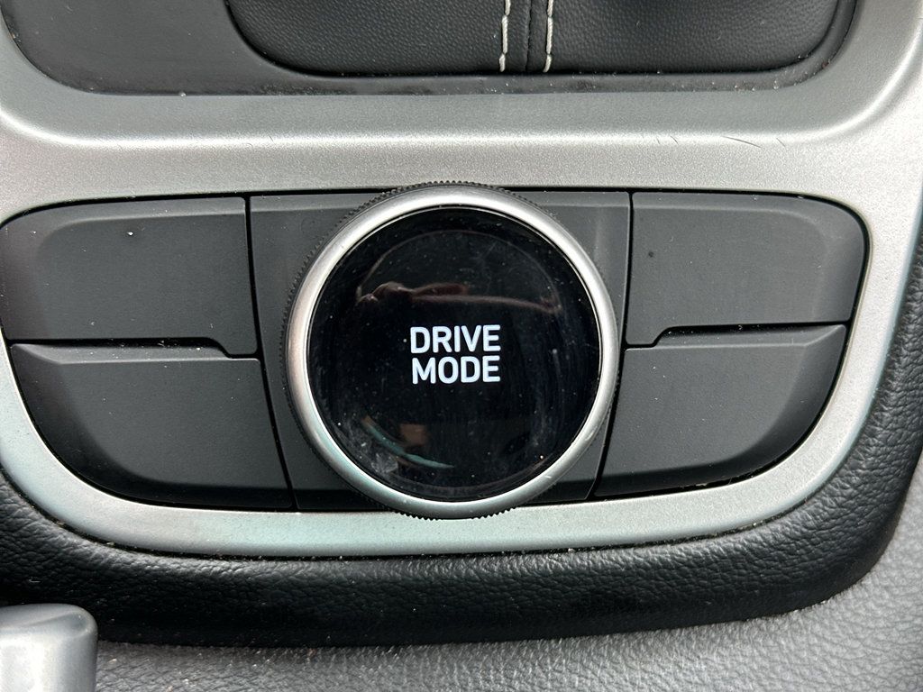 Used 2025 Hyundai Venue SEL FWD image 21