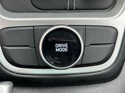 Used 2025 Hyundai Venue SEL FWD image 21