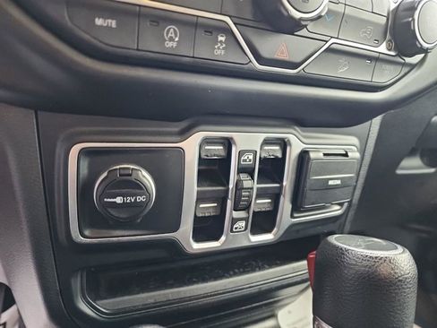 Used 2019 Jeep Wrangler Unlimited Sahara AWD/4WD image 25