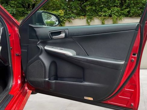 Used 2014 Toyota Camry SE w/ Moonroof Package FWD image 25