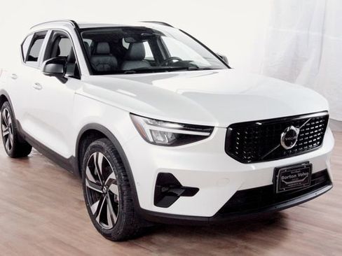 Certified 2025 Volvo XC40 B5 Ultra w/ Protection Package Premier AWD/4WD image 3