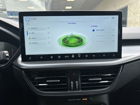 New 2025 Ford Escape SE image 28