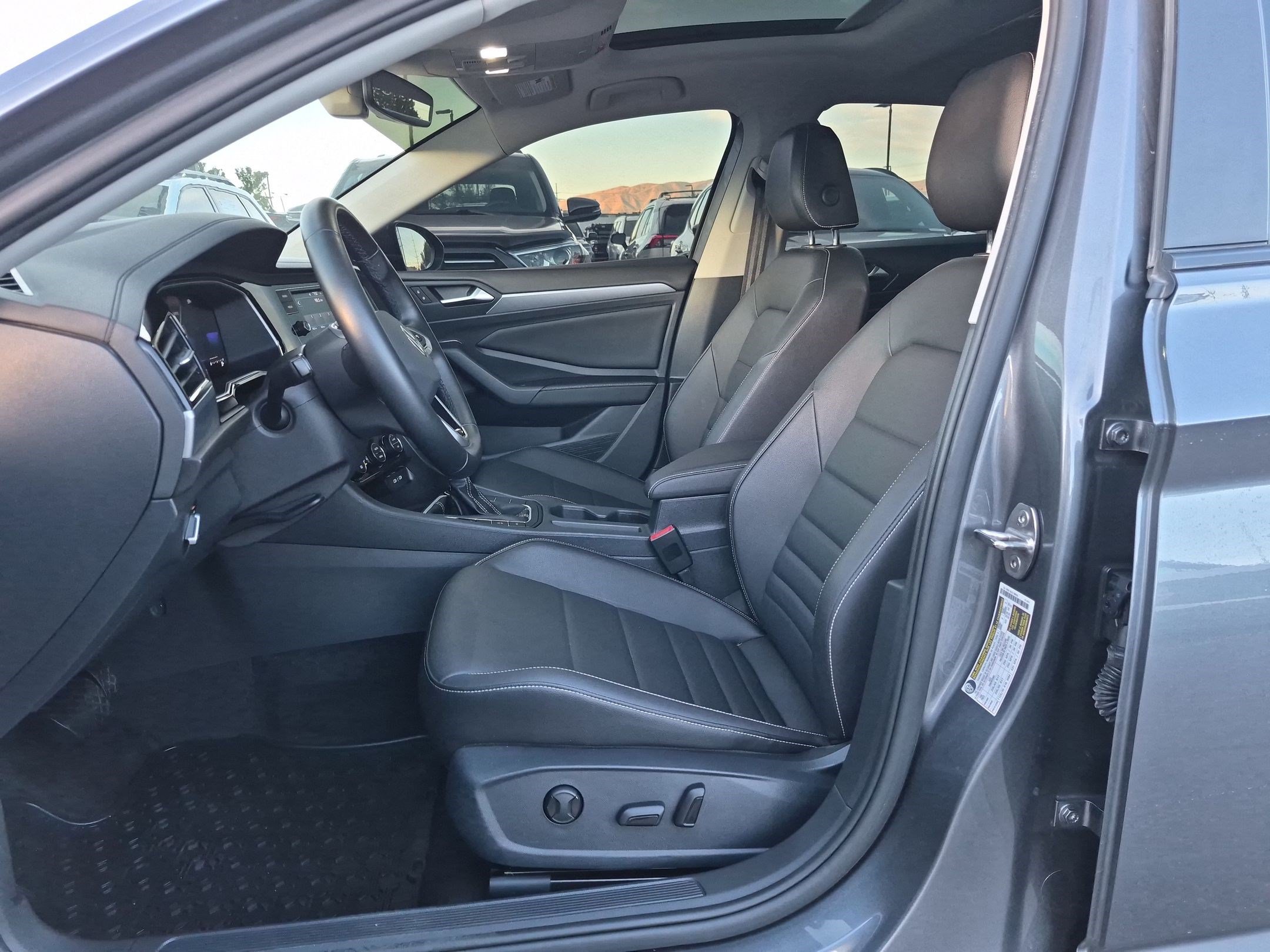 Used 2024 Volkswagen Jetta SE FWD image 18