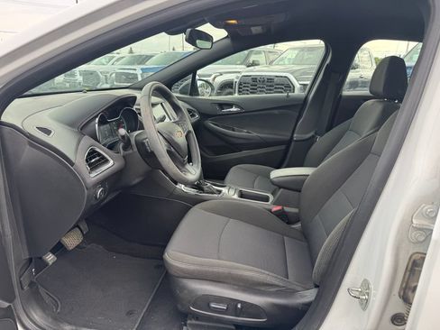 Used 2018 Chevrolet Cruze LT w/ Convenience Package FWD image 4