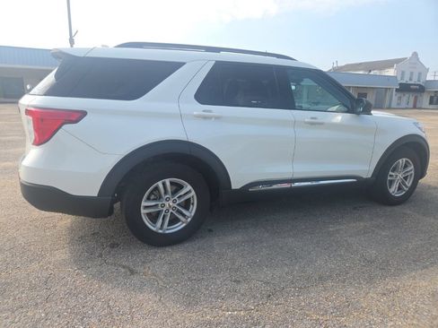 Used 2024 Ford Explorer XLT RWD image 10