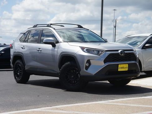 Used 2020 Toyota RAV4 XLE FWD image 2