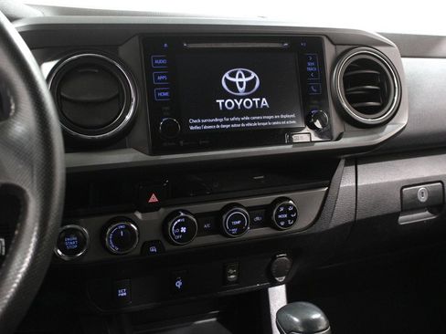Used 2016 Toyota Tacoma TRD Sport image 9