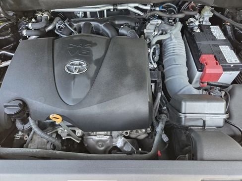 Used 2022 Toyota Highlander XLE AWD/4WD image 35