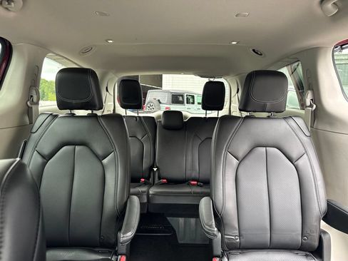 Used 2023 Chrysler Pacifica Touring-L FWD image 22