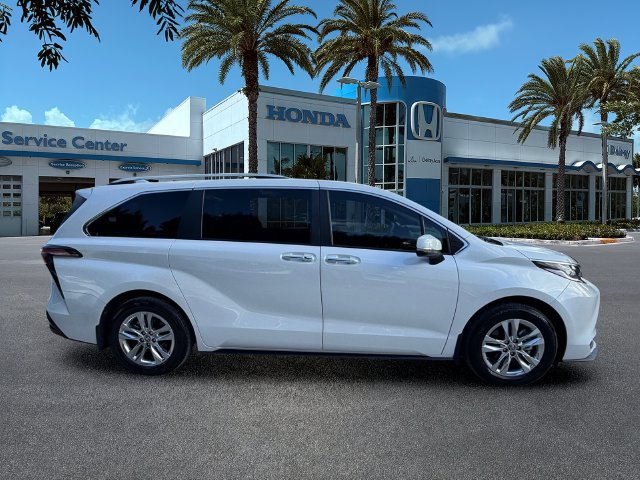 Used 2025 Toyota Sienna Limited FWD image 8