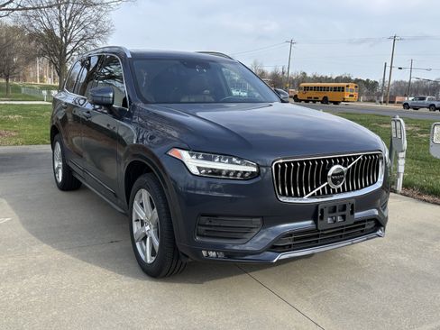Used 2021 Volvo XC90 T6 Momentum w/ Advanced Package image 2