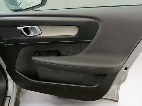 Used 2025 Volvo XC40 B5 Plus image 35