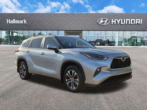 Used 2024 Toyota Highlander XLE AWD/4WD image 1