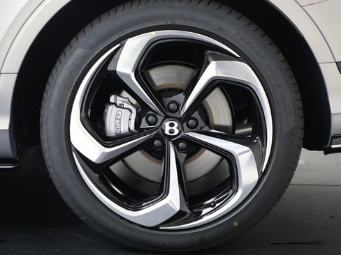 New 2025 Bentley Bentayga image 11