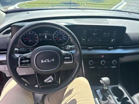 Used 2024 Kia Carnival LX FWD image 5