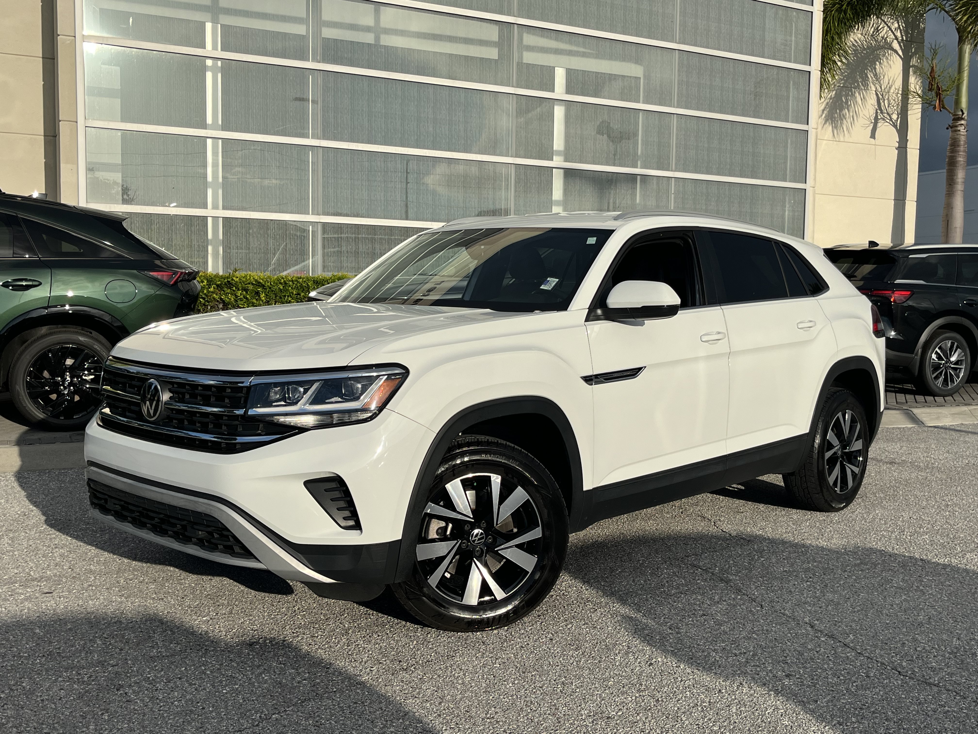 Used 2022 Volkswagen Atlas Cross Sport SE FWD image 1