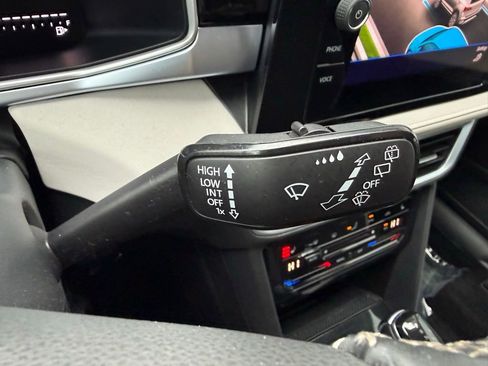 Used 2025 Volkswagen Taos SE image 21