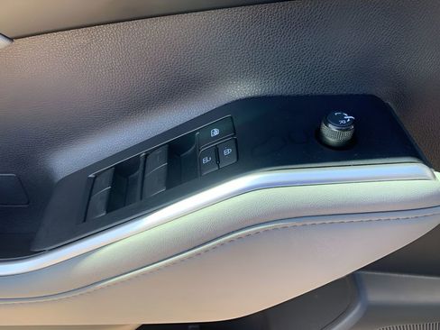 Used 2023 Toyota Highlander XLE image 12