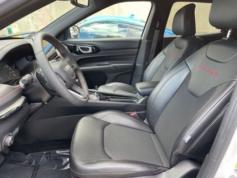 Used 2025 Jeep Compass Trailhawk image 27