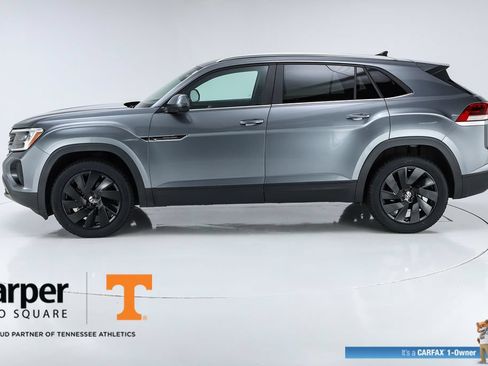 Used 2024 Volkswagen Atlas Cross Sport SE w/ Panoramic Sunroof Package FWD image 2