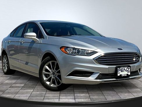 Used 2017 Ford Fusion SE w/ Fusion SE Technology Package FWD image 3