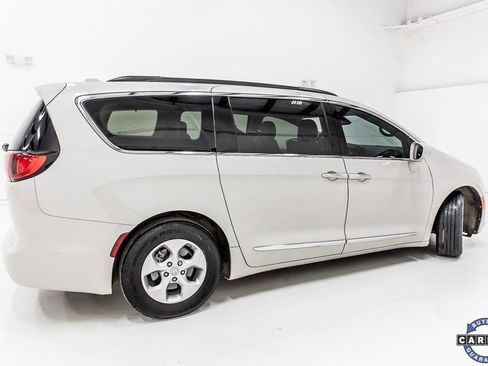 Used 2017 Chrysler Pacifica Touring-L image 8
