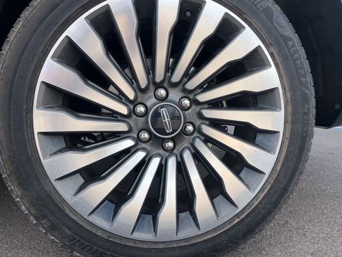 Used 2019 Lincoln Navigator Reserve image 11