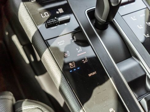 Used 2023 Porsche Macan image 8