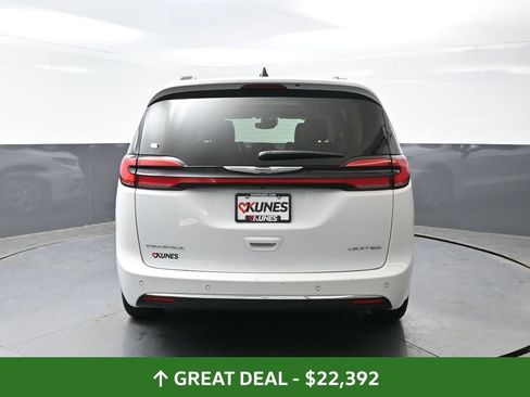 Used 2023 Chrysler Pacifica Limited FWD image 13