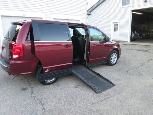 Used 2018 Dodge Grand Caravan SXT FWD image 4