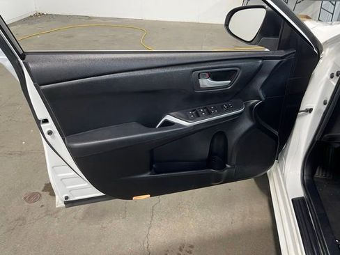 Used 2015 Toyota Camry SE FWD image 23