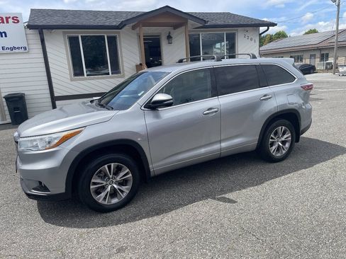 Used 2016 Toyota Highlander Plus AWD/4WD image 2