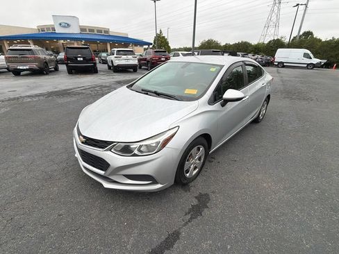 Used 2017 Chevrolet Cruze LS FWD image 13