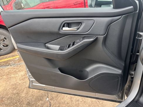 Used 2025 Nissan Rogue SV FWD image 18