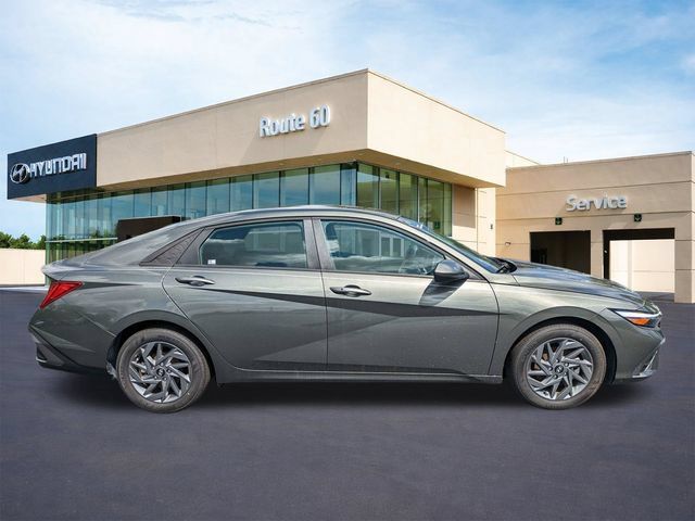 Certified 2025 Hyundai Elantra Hybrid FWD image 3