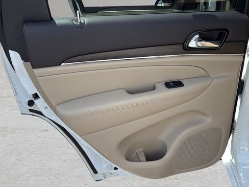 Used 2019 Jeep Grand Cherokee Overland AWD/4WD image 14