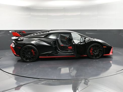 Used 2024 Lamborghini Huracan STO RWD image 35