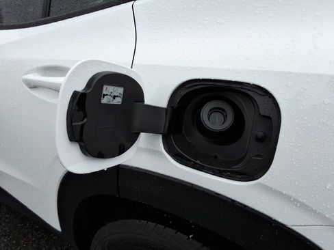 Certified 2024 Chevrolet Trax RS w/ Driver Confidence Package image 12