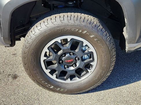 Certified 2025 Toyota Tacoma TRD Off-Road AWD/4WD image 9