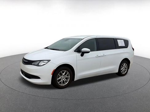 Used 2023 Chrysler Voyager LX image 8