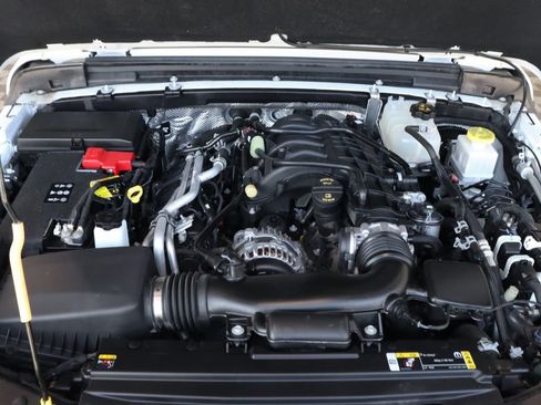 Used 2025 Jeep Gladiator Sport AWD/4WD image 12