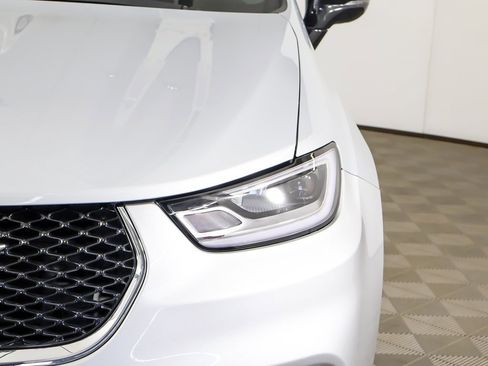 Used 2024 Chrysler Pacifica Limited image 19