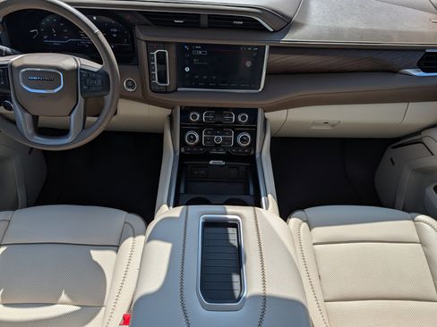 Used 2022 GMC Yukon Denali w/ Denali Premium Package image 10