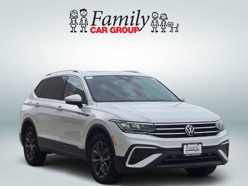 Used 2023 Volkswagen Tiguan SE w/ Panoramic Sunroof Package FWD image 2