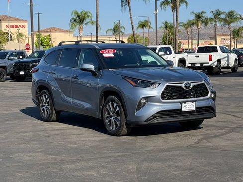 Used 2022 Toyota Highlander XLE FWD image 3