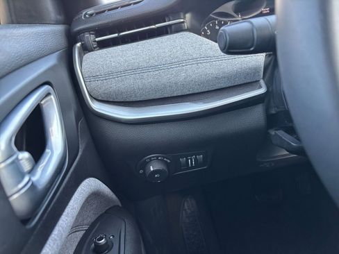 Used 2025 Jeep Compass Latitude image 33