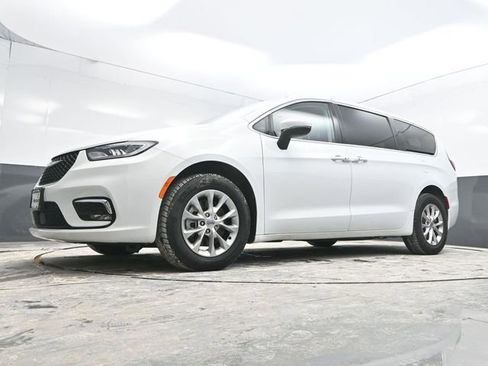 Used 2023 Chrysler Pacifica Touring-L image 31