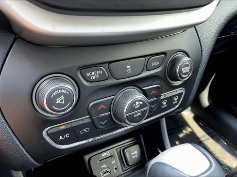Used 2014 Jeep Cherokee Limited w/ Luxury Group AWD/4WD image 15