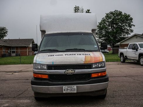 Used 2017 Chevrolet Express 3500 RWD image 2